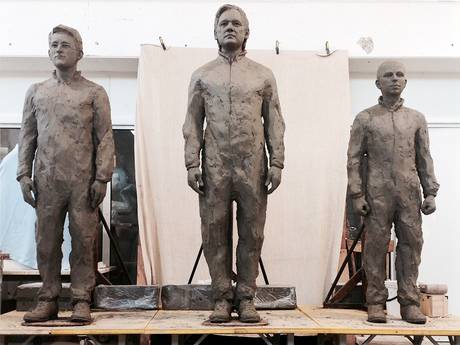 statue julian assange